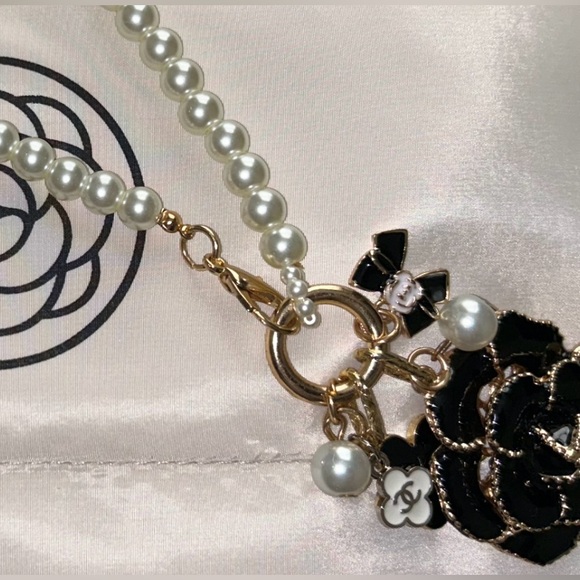 Luxury Pearl Keychain Chanel Charm - Picture 3 of 14